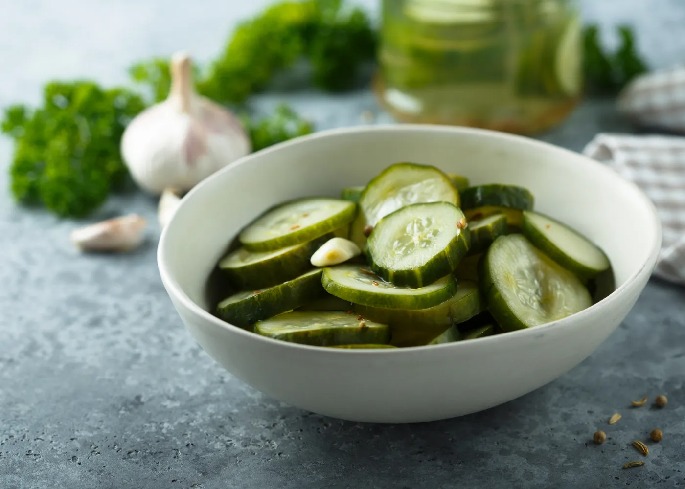 25 teentjes knoflook voor 1,5 kilo komkommers: een recept voor frisse, knapperige komkommers voor de winter zonder gedoe