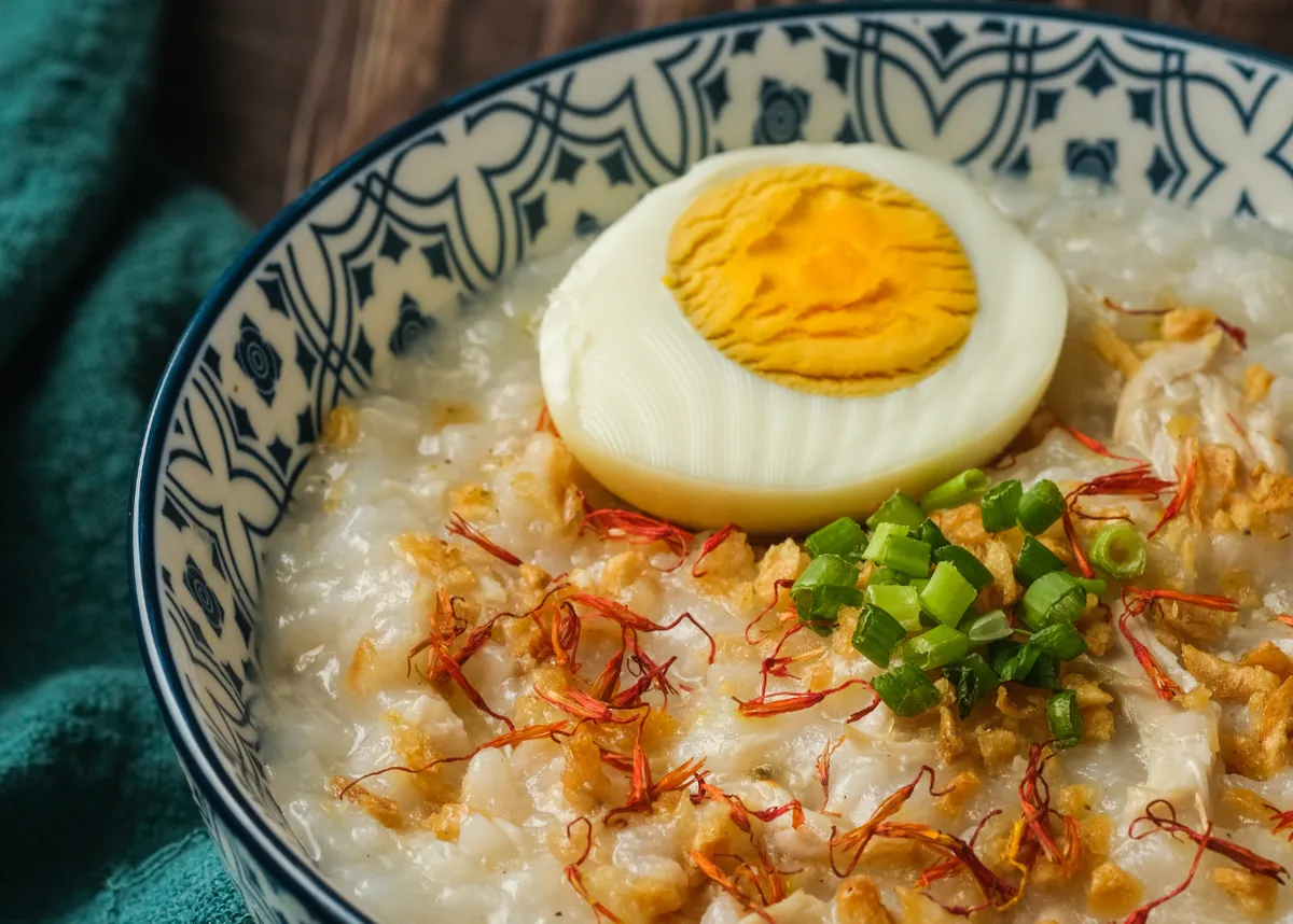 Als je je buiten triest en koud voelt, maak dan arroz caldo. Een heerlijke stevige Filipijnse soep met kip, rijst en gebakken knoflook