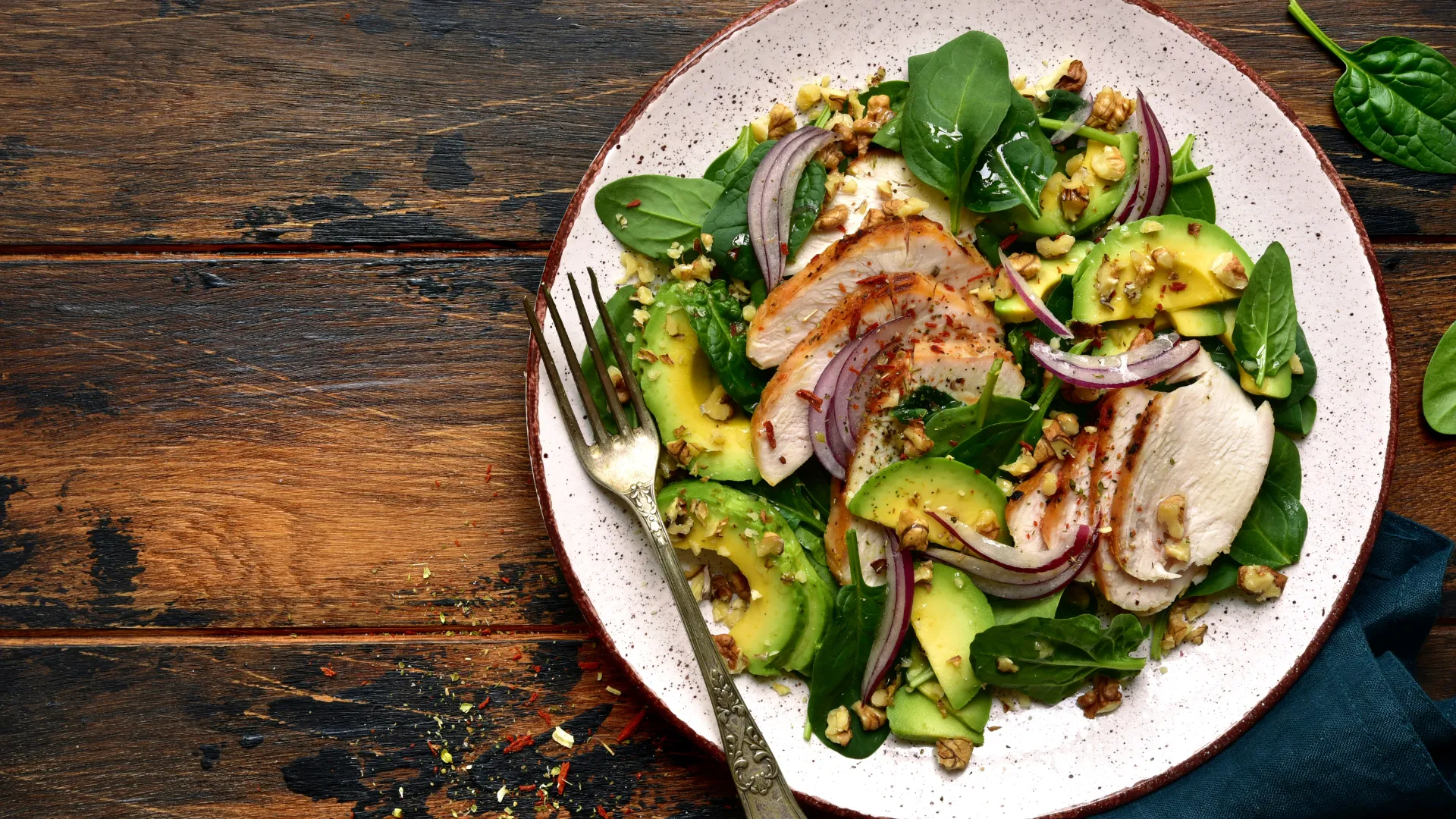 Avondsalade voor gasten of gewoon voor het avondeten: de perfecte combinatie van ingrediënten (en het is heerlijk zonder mayonaise)