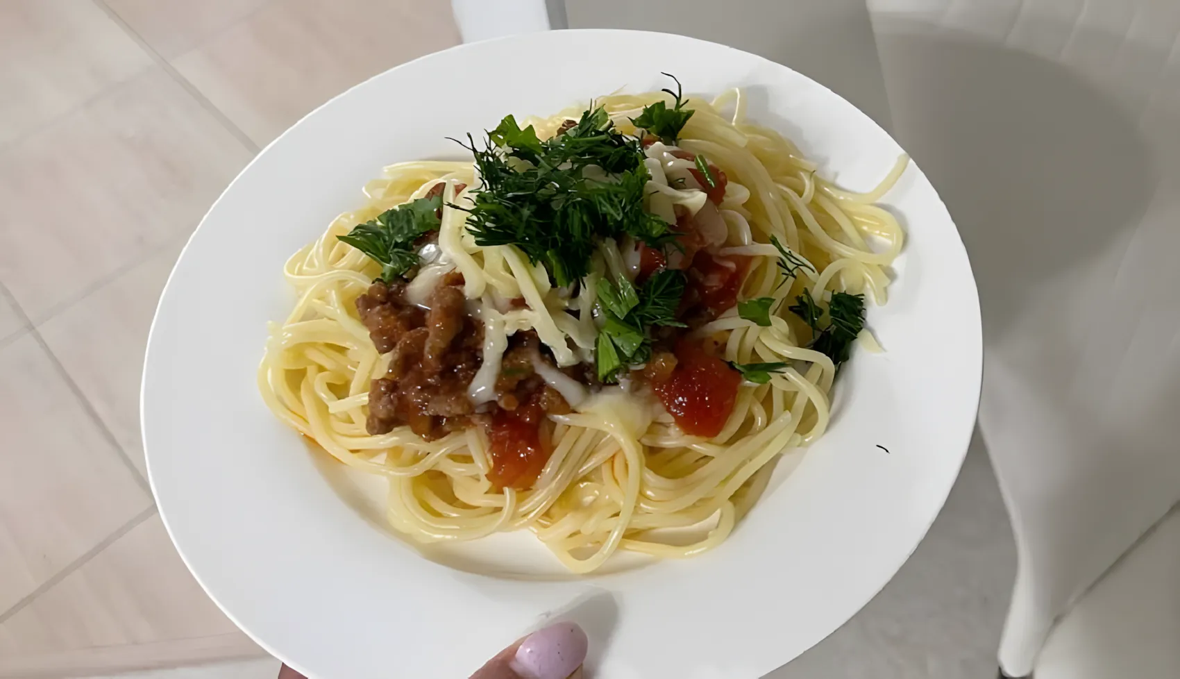 Bolognese met gehakt en spaghetti in een pan. Italiaans gerecht voor een prikkie voor elke dag