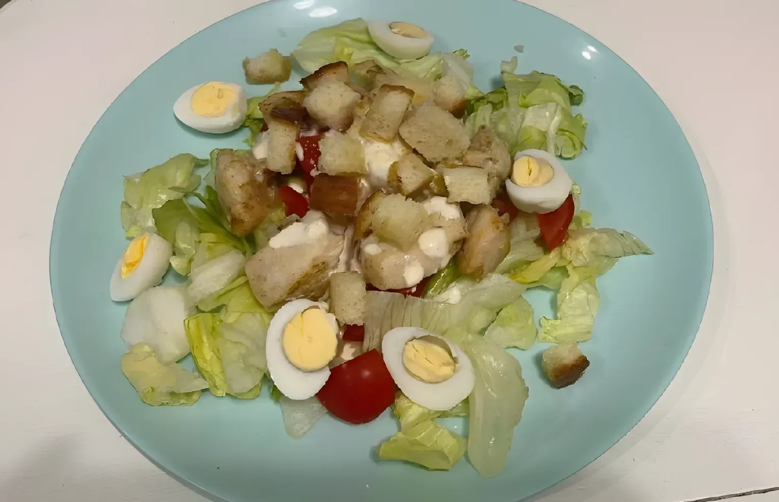 Caesar met kip - salade thuis. Hoe maak je snel en gemakkelijk een salade met een originele smaak?