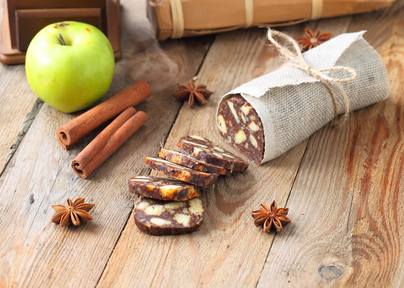 Chocoladeworst met koekjes en noten - een dessert dat we nog uit onze kindertijd kennen. Recept om thuis te maken