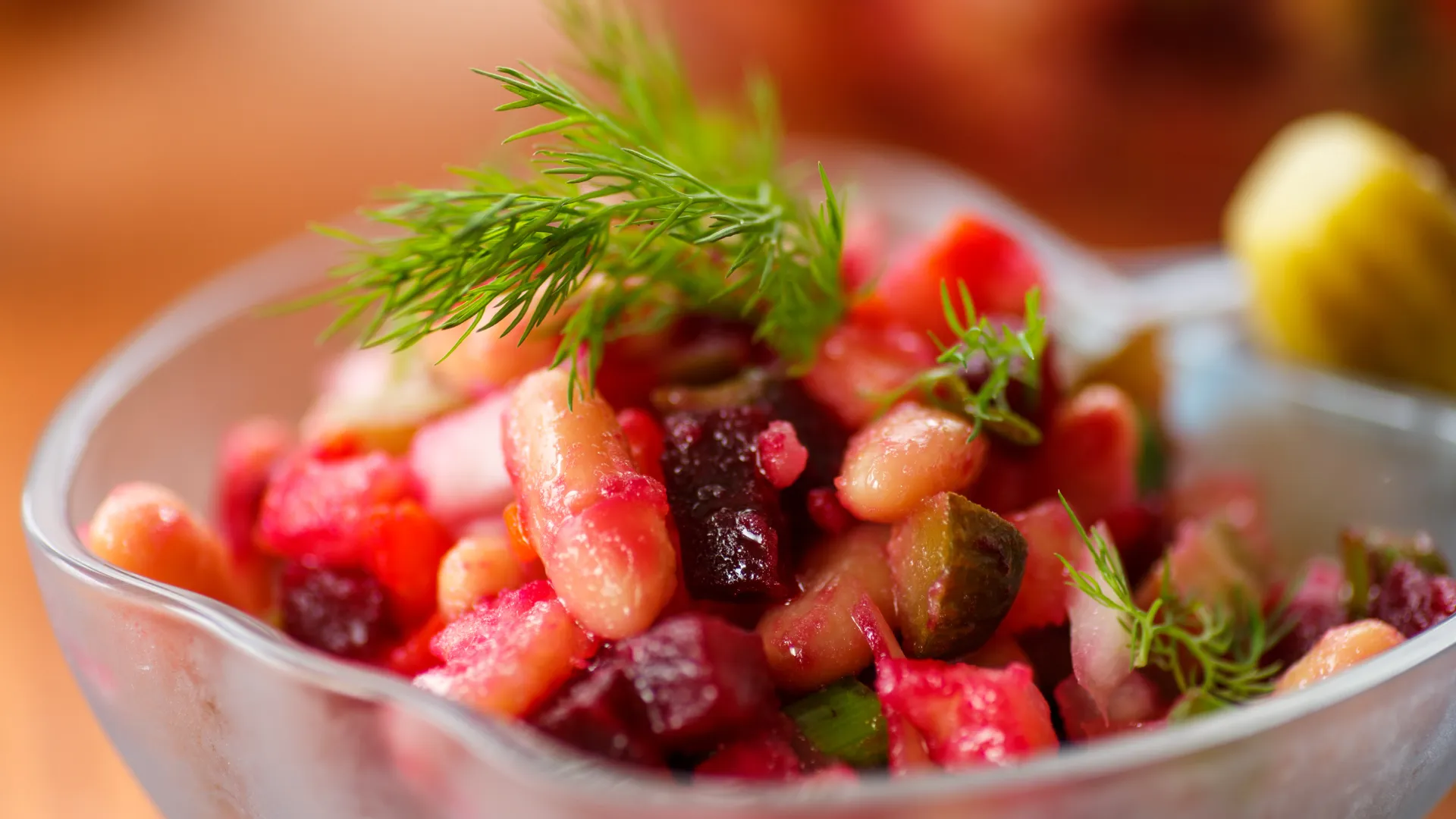 Een recept voor een goede vinaigrette: met augurken, bonen en groene erwten