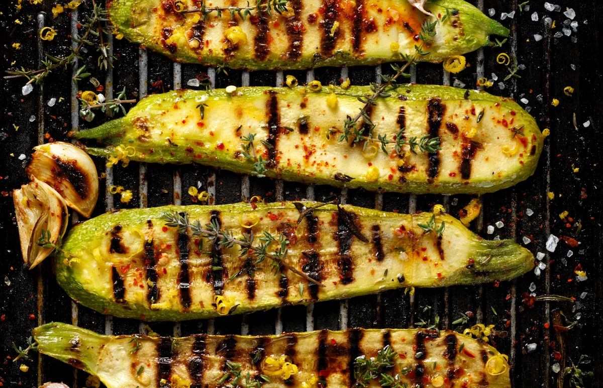 Het is tijd voor zomerse pasta met courgette en olijven: een gerecht dat ideaal is voor de lunch onder een parasol of in de tuin