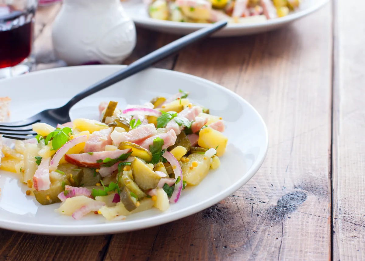 Hoe je een heerlijke salade van aardappelen en augurken bereidt: een eenvoudig recept