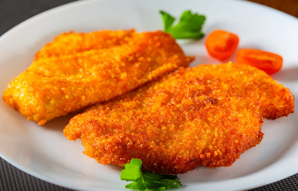 Hoe je thuis snel sappige kipfilet kunt bereiden: kipschnitzel in ongebruikelijke paneermeel