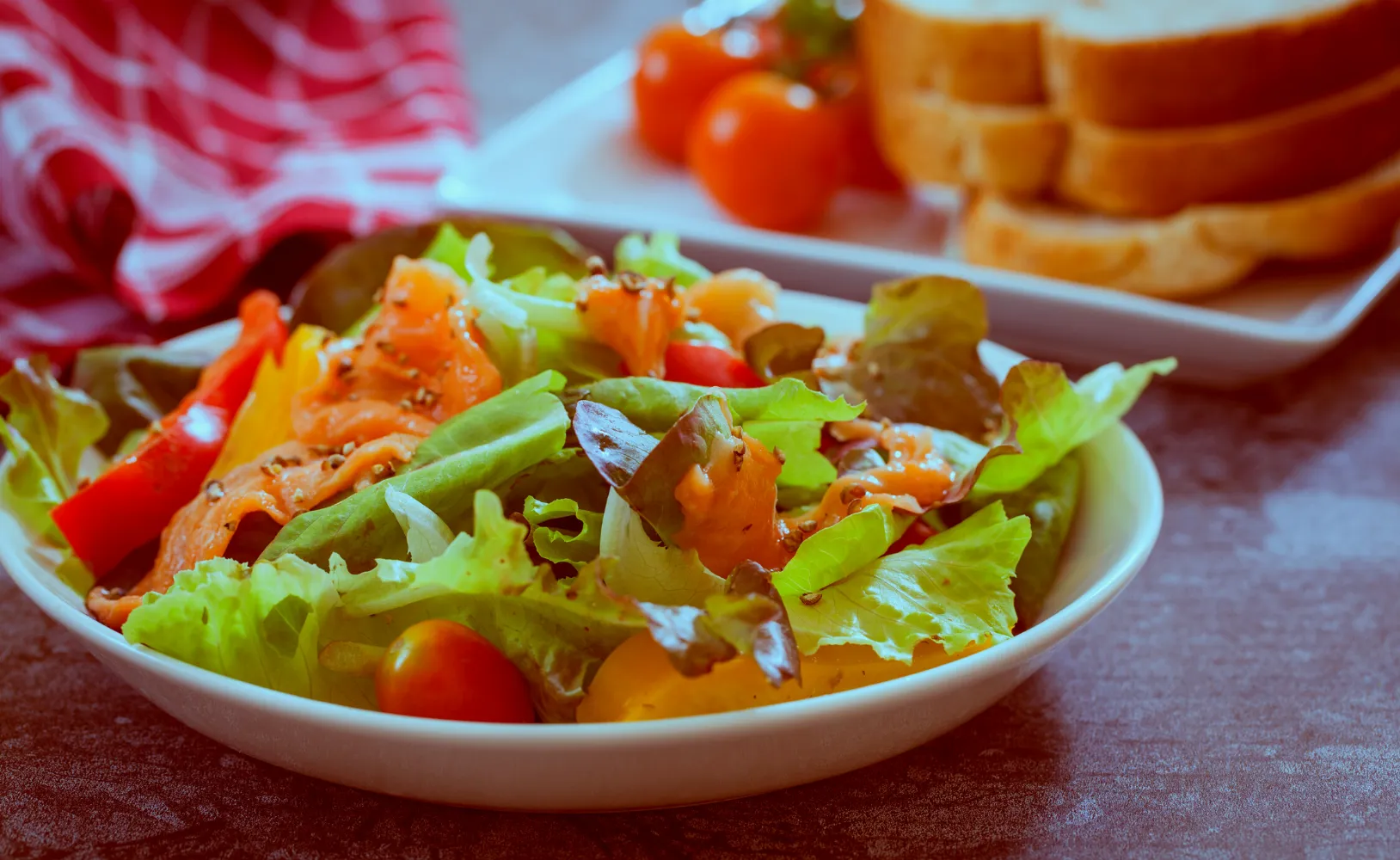 Hoe maak je een heerlijke salade met rode vis klaar: een eenvoudig recept