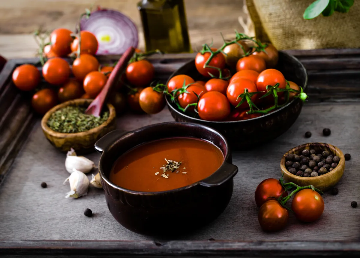 Hoe maak je heerlijke tomatensoep: een eenvoudig recept met een ongebruikelijk ingrediënt?