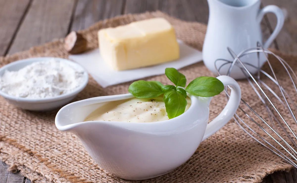 Ik heb mayonaise en aardappelen verwijderd uit het iconische Sovjetgerecht “Vlees in Franse stijl”. Kreeg een uitstekend gerecht met een delicate smaak