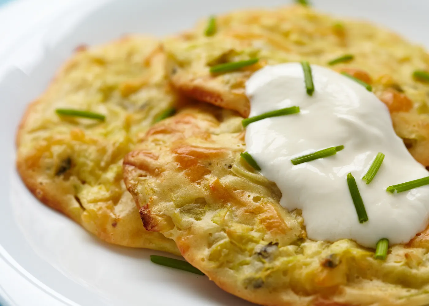 Jonge koolbeignets met zure room als ontbijt - een heerlijk begin van de dag