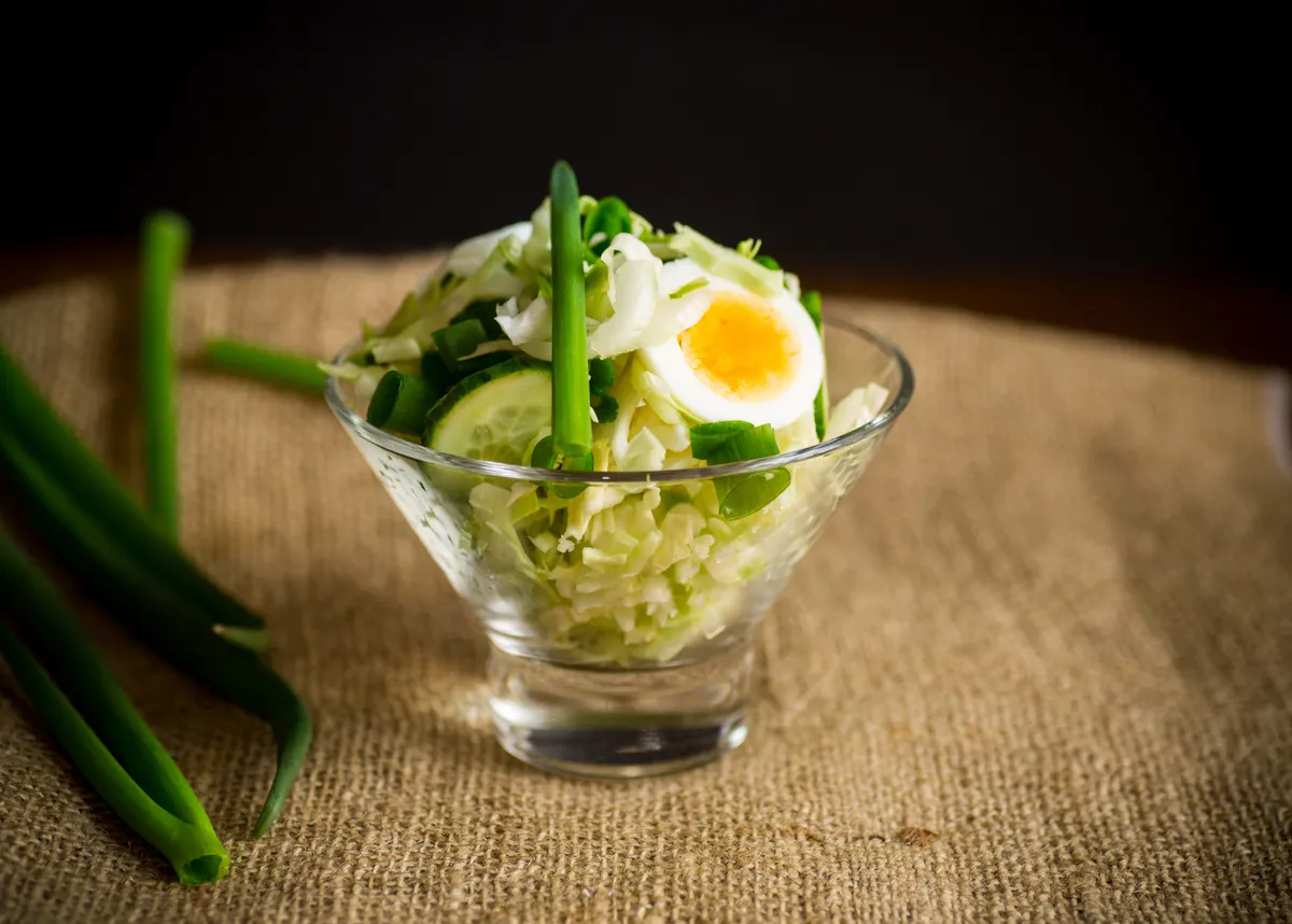 Lentesalade is een combinatie van verse jonge groenten en een smakelijke dressing. Maak hem zelfs elke dag en je raakt er niet op uitgekeken.