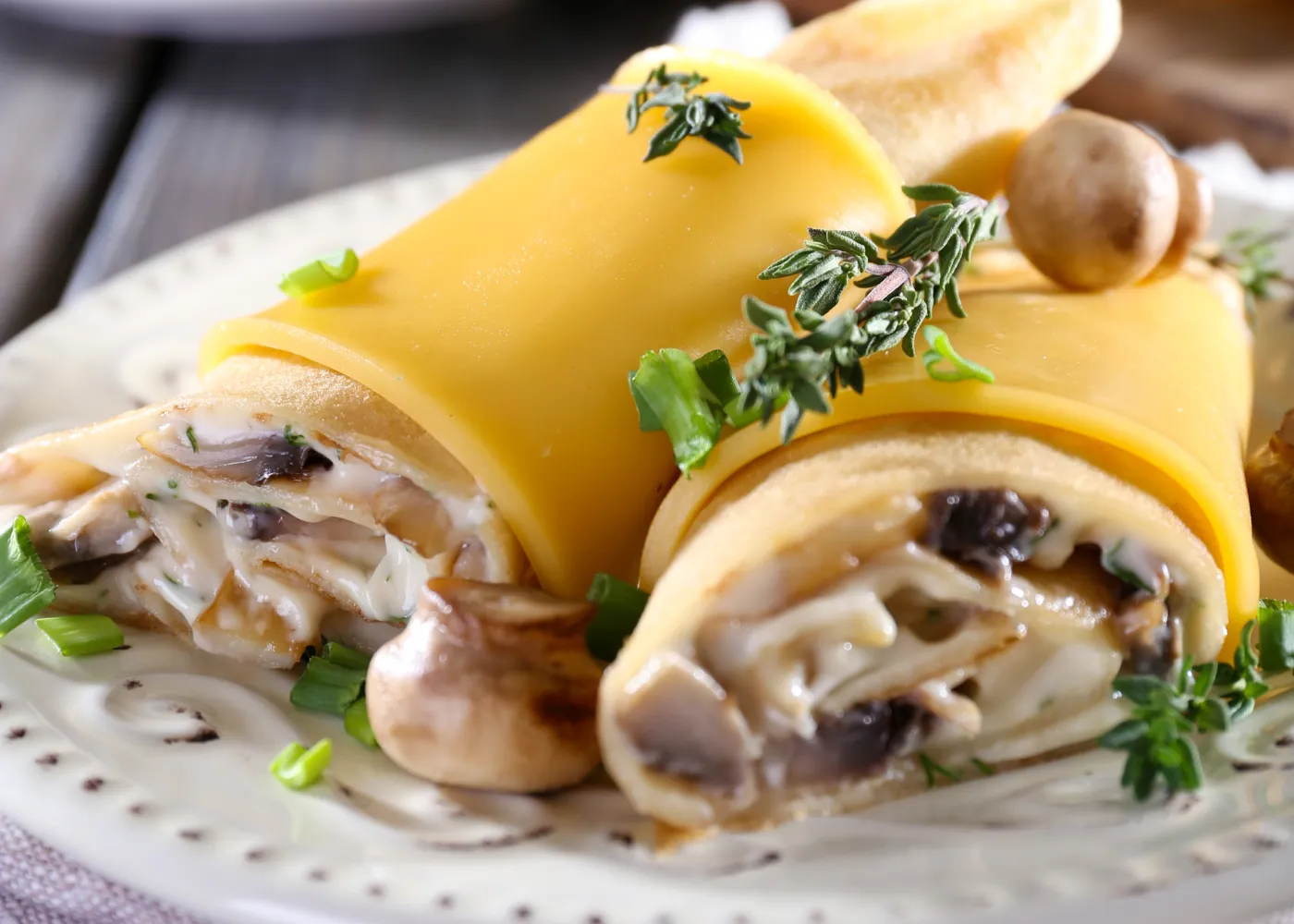 Malse melkpannenkoeken gevuld met champignons, kaas en noten - een echt culinair genot