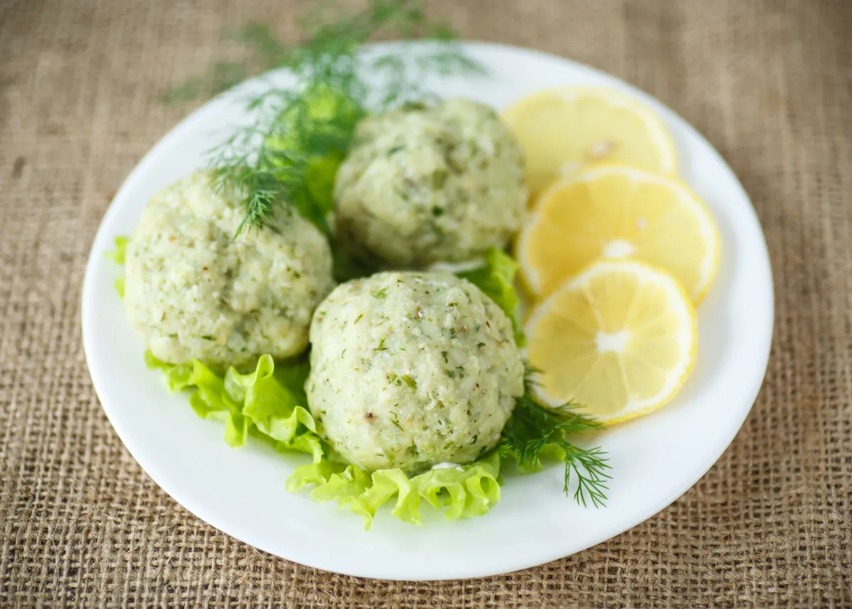 Ooit maakte ik dit gerecht voor oudejaarsavond en de volgende dag vroegen gasten om het recept. Het zijn gewoon visgehaktballetjes