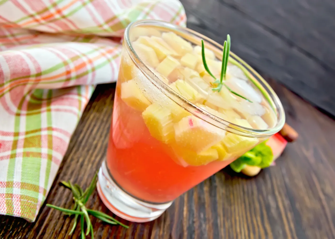 Rabarberlimonade: een lente/zomerhit die klaar is in 25 minuten