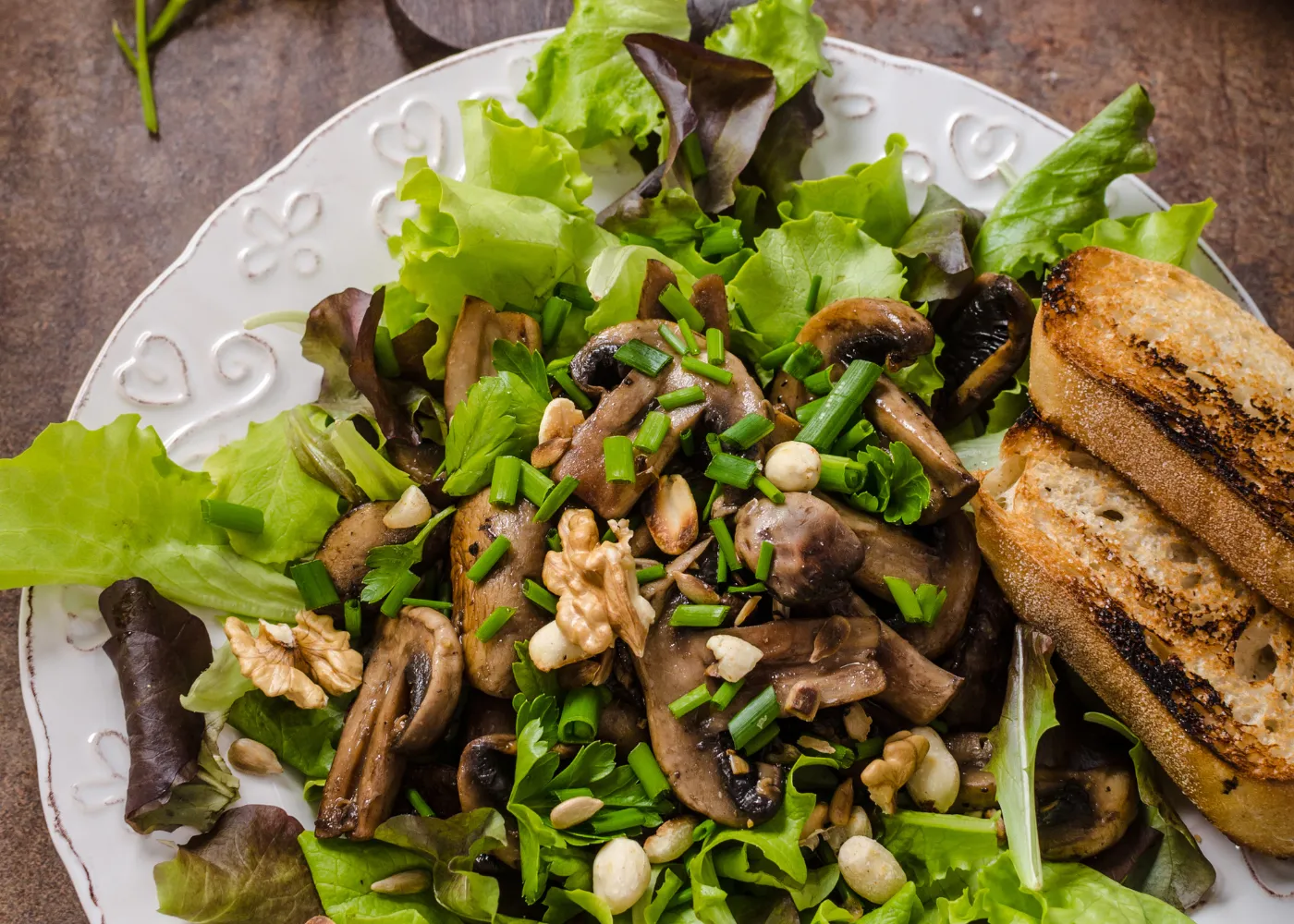 Salade met paddenstoelen en noten: warm, lekker en makkelijk te maken