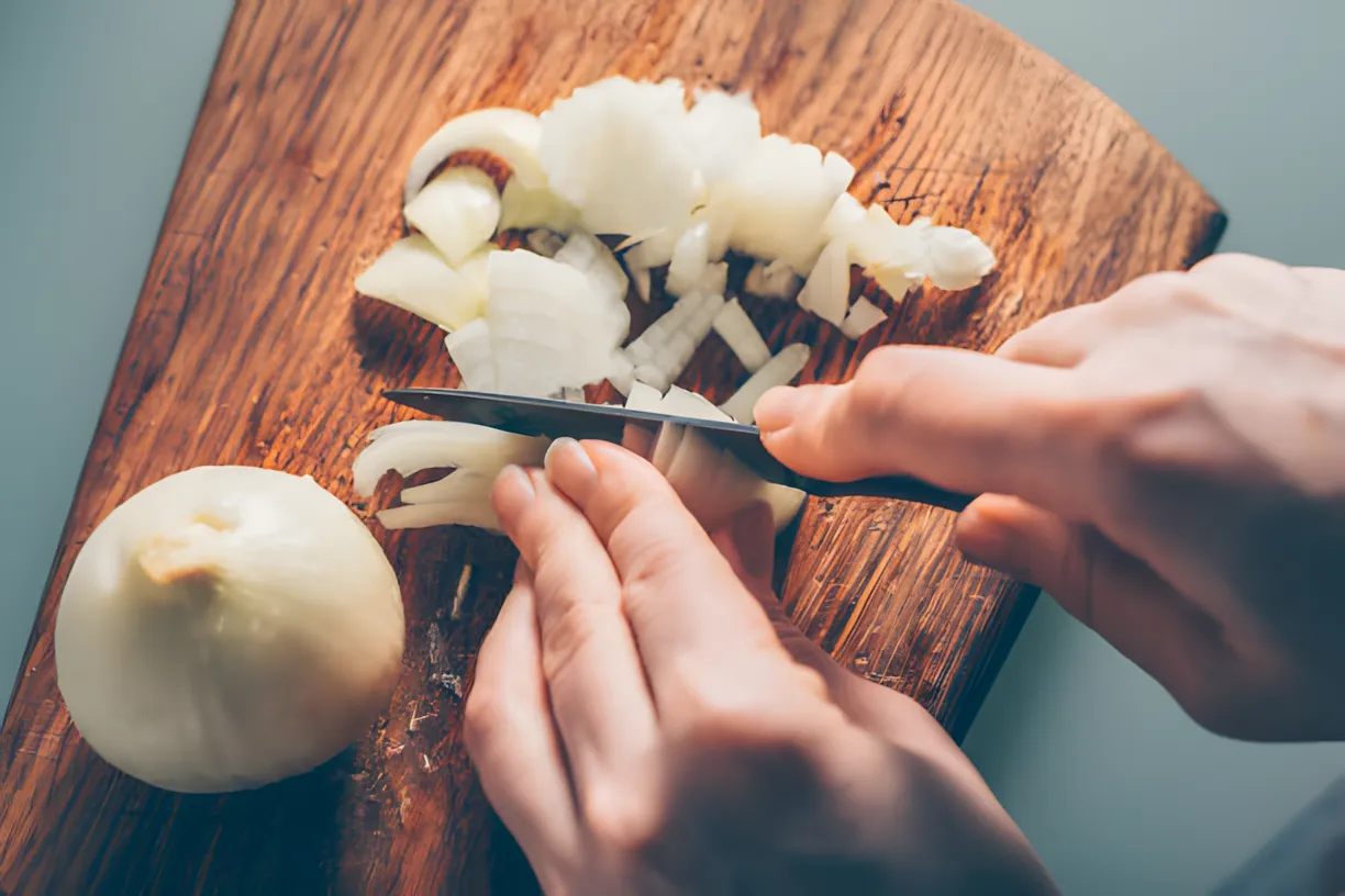 Smeer het mes hiermee om niet te huilen bij het snijden van de uien. De chef liet een lastige truc zien.