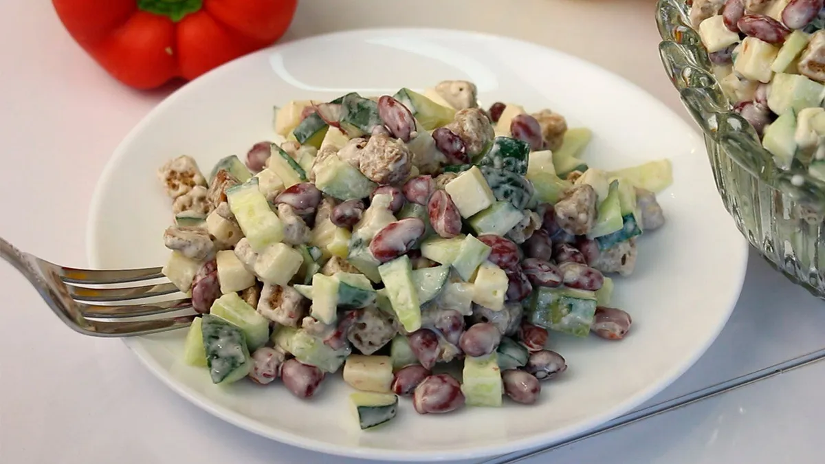 Snelle salade met bonen: erg lekker en goedkoop (in letterlijk minuten bereid)