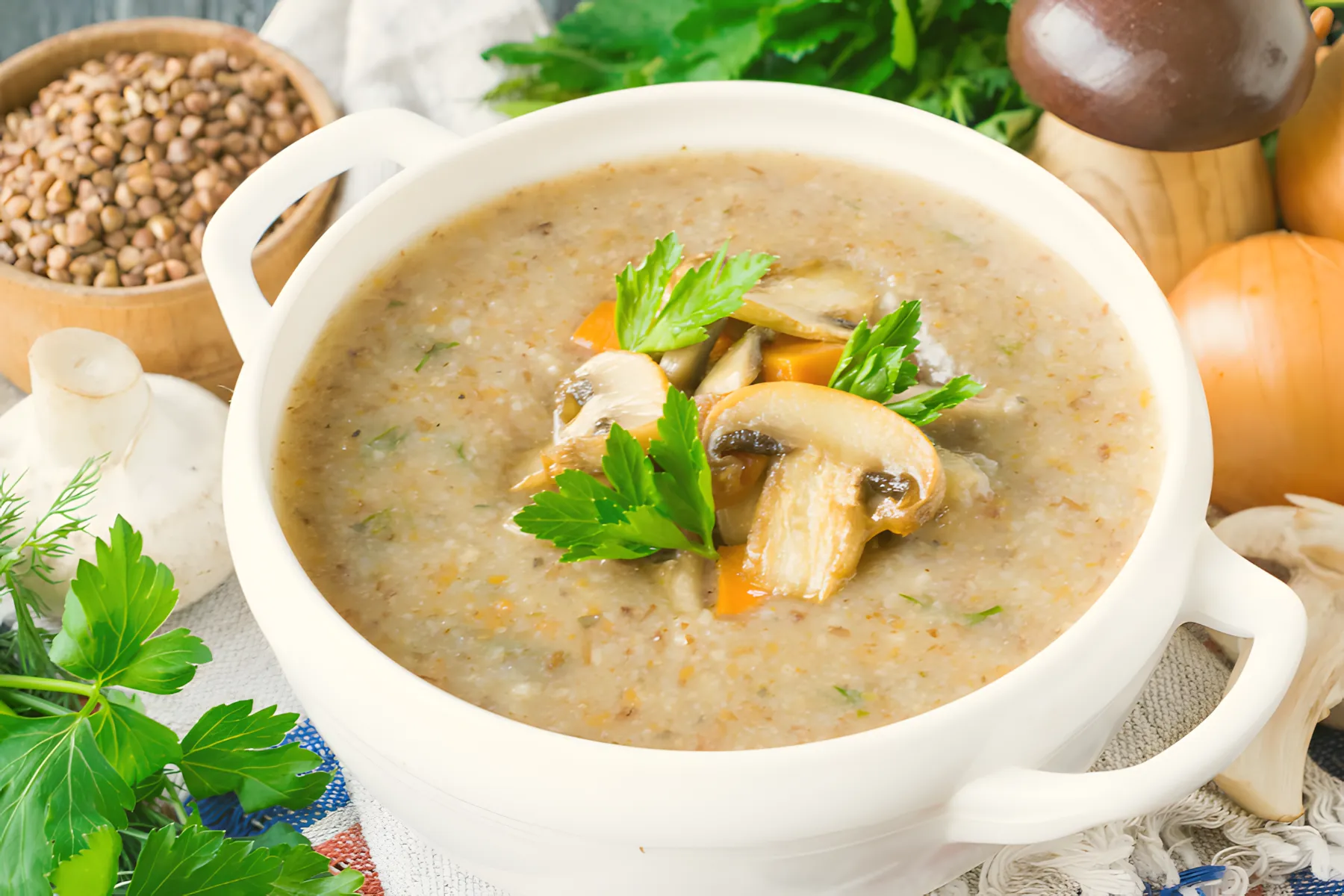 Soep in 30 minuten. Een eenvoudig recept voor lekkere kippensoep met boekweit en champignons