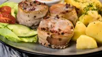Een restaurantgerecht dat je gemakkelijk thuis kunt bereiden en waarmee je je gasten kunt verrassen: varkenslende in spek