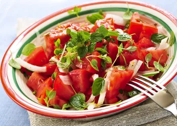 3 heerlijke dressingopties voor een eenvoudige salade van rijpe tomaten: elke dag een nieuwe smaak