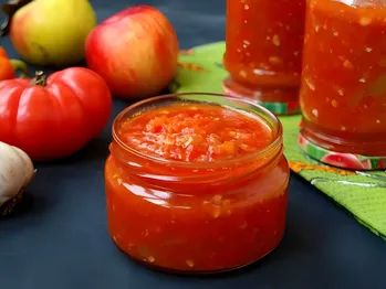 Adjika van tomaten met appels voor de winter - een eenvoudig recept