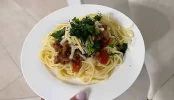 Bolognese met gehakt en spaghetti in een pan. Italiaans gerecht voor een prikkie voor elke dag