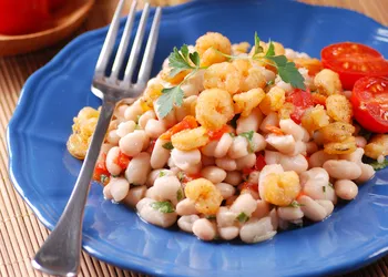 Bonen en garnalen zijn de perfecte combinatie in een heerlijke salade. 10 minuten en het is klaar