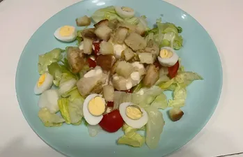 Caesar met kip - salade thuis. Hoe maak je snel en gemakkelijk een salade met een originele smaak?