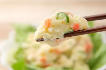 De eerste reactie als je het serveert is, “Wat is dit voor kisi-kisi-kisi? Is dat echt een salade?” Ja, het is Japanse aardappelsalade! Eenvoudig stap-voor-stap recept