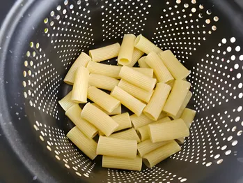 De meeste mensen laten water van pasta onjuist afgieten? Deze 2 handige tips met zeef en zonder zorgen je leven makkelijker