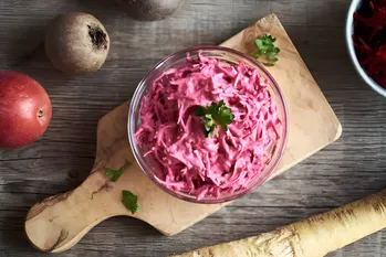 De rauwe bieten raspen en nog een ingrediënt toevoegen. Hoe maak je een heerlijke salade in 5 minuten?