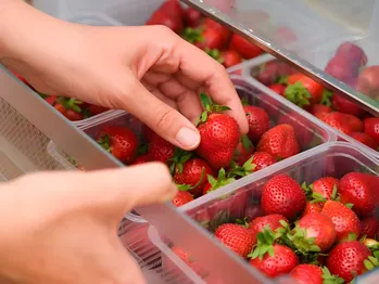 Doe dit en de aardbeien in de koelkast blijven lang vers. Waarom natmaken sommige mensen haar in azijn?