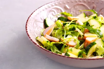 Een lekkere salade die elke gepensioneerde zich kan veroorloven. Recept en drie verschillende soorten dressing ervoor