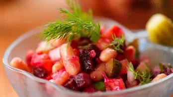 Een recept voor een goede vinaigrette: met augurken, bonen en groene erwten