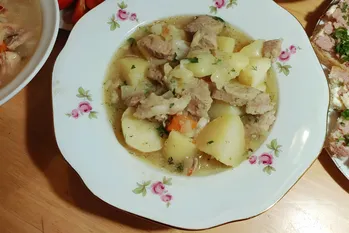 En waarom heb ik niet eerder zo gekookt? Ik neem aardappelen en varkensvlees en het eten is klaar in 60 minuten. Recept voor luie saus in de multicooker.