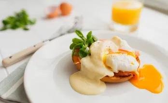 Geef jezelf een royaal ontbijt: zo kook je Eggs Royale