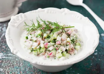 Heerlijke okroshka voor 50-plussers: natuurlijke yoghurt en kipfilet in één gerecht