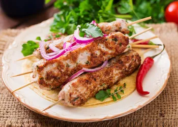 Het gerecht van de dag - sappige lulia kebab in een koekenpan