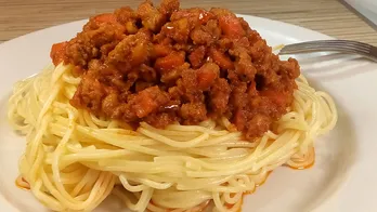 Hoe ik spaghetti met gehakt kook: ieders favoriete recept (heerlijk diner voor het hele gezin)