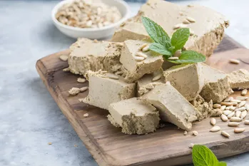 Hoe te koken heerlijke halva thuis? Je hebt maar 2 ingrediënten nodig.