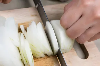 Hoe uien snijden zonder tranen? Professionele chef Gordon Ramsay deelt Lifehack