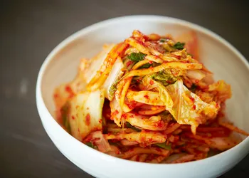 Kimchi met daikon: een eenvoudig recept voor de traditionele Koreaanse keuken