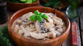 Koekenpanmaaltijd: Zo maak je stevige rundvlees stroganoff met kip en champignons