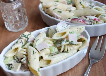 Lentesalade met koude pasta en vroege groenten