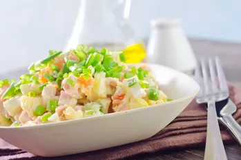 Recept voor een speciale Olivier salade voor 8 maart: de dames zullen zowel gevoed als tevreden zijn. Salade met lente-ingrediënten