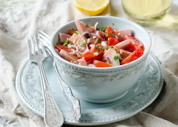 Salade voor de zomer met een recept uit de jaren 1980: met tomaten en ham