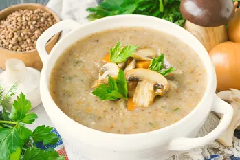 Soep in 30 minuten. Een eenvoudig recept voor lekkere kippensoep met boekweit en champignons