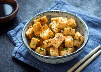 Verfrissende tofu-kaas salade - veel smaken, weinig calorieën