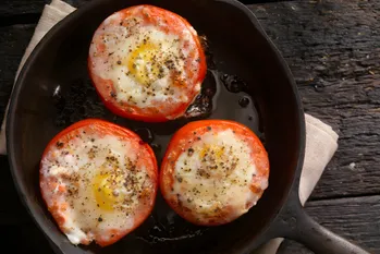 Vergeet bakken Dit eenvoudige gerecht met tomaten en eieren zal indruk maken op je vrienden