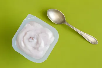 Waarom een gat in yoghurt of roomkaas maken? Deze levenshack helpt je geld te besparen